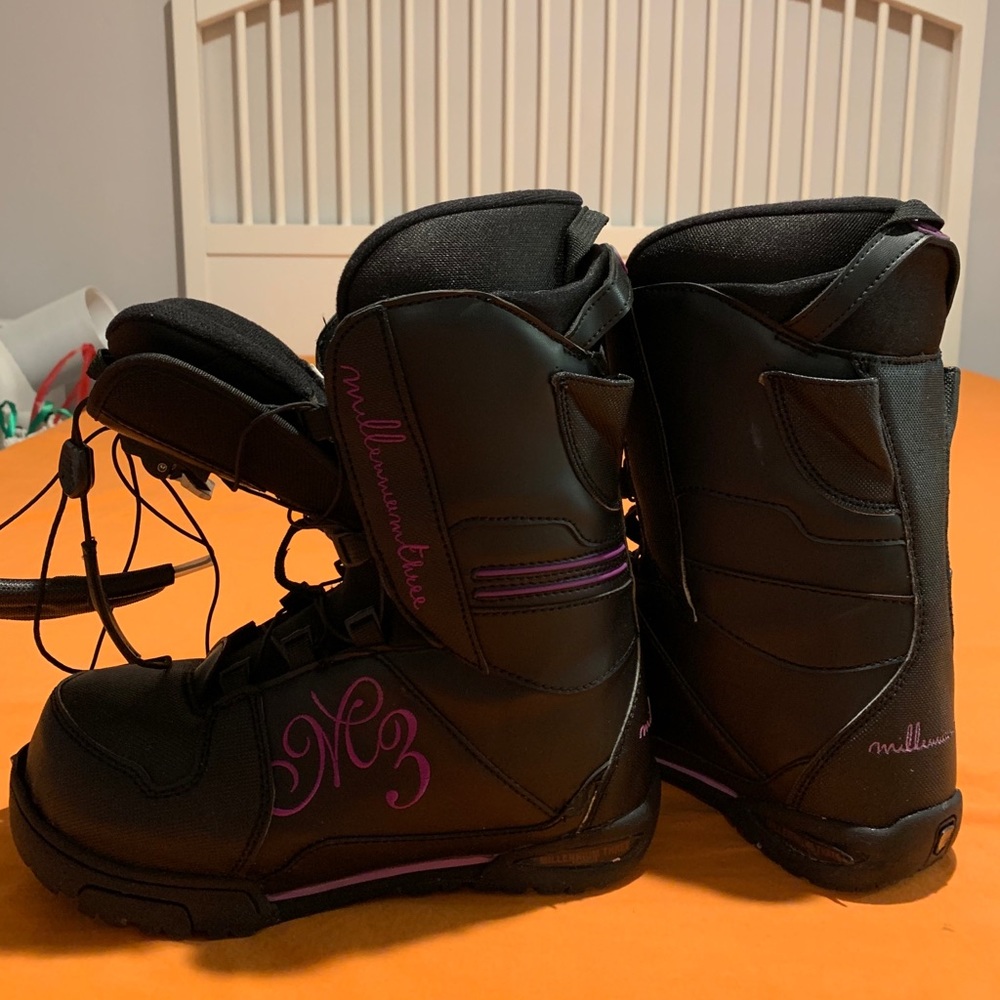 Snowboard boots